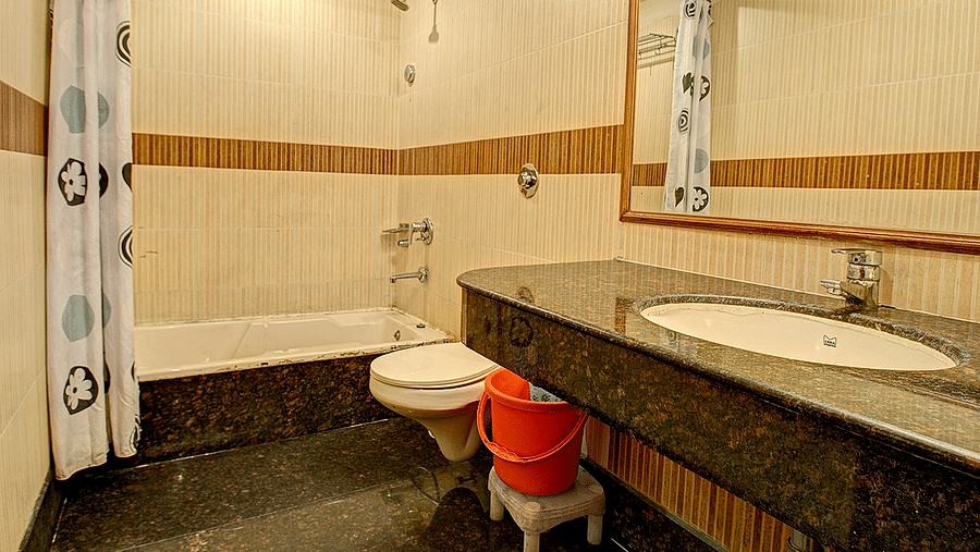 Royal Suite - Bath Room of Hotel PR Residency Amritsar - Hotels in Amritsar